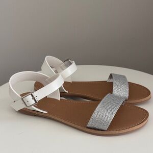 Dream Pairs White and Silver Sandals Sz 8